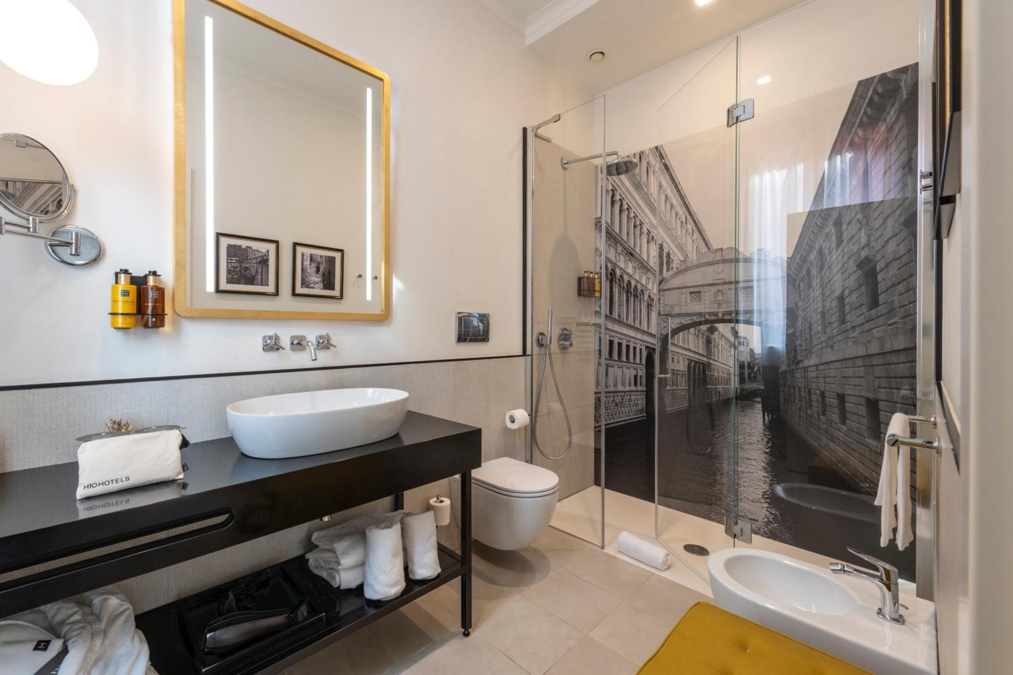 Deluxe Double Room partial Canal View